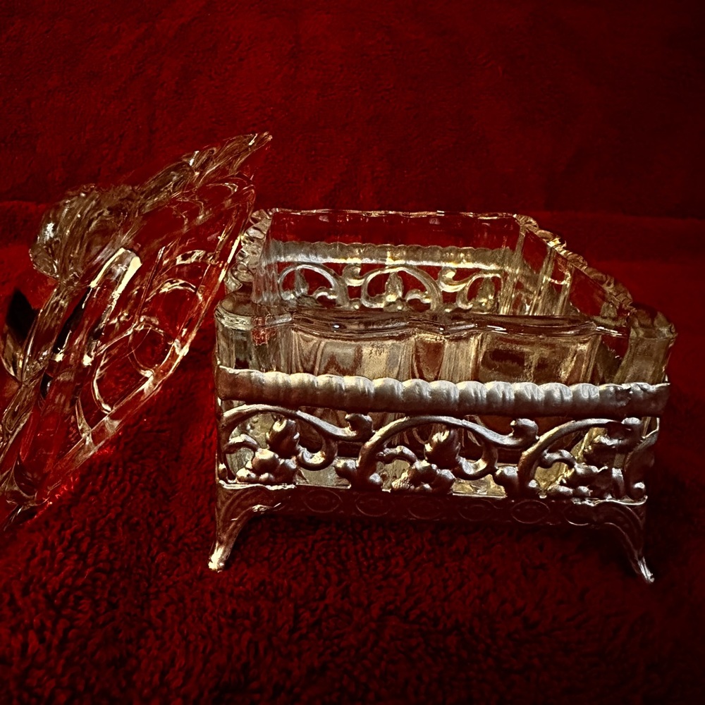 Vintage Vanity Heavy Glass Floral Filigree Footed Trinket Box - Picture 7 of 9